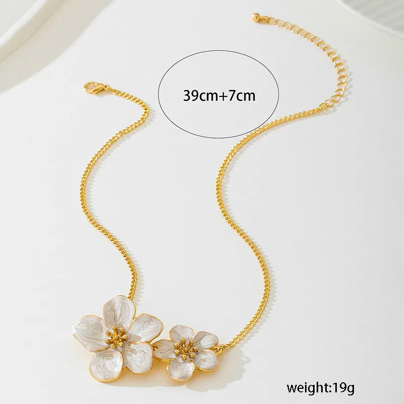 Exquisite Gold Cherry Blossom Pendant Necklace for Women Elegant Clavicle Ladies Daily Jewelry